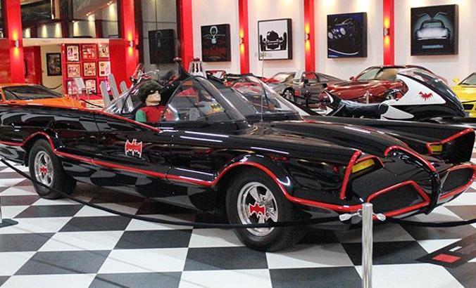 Klasik otomobil müzesinde sergilenen imzalı 'Batmobile', filmi yaşatıyor