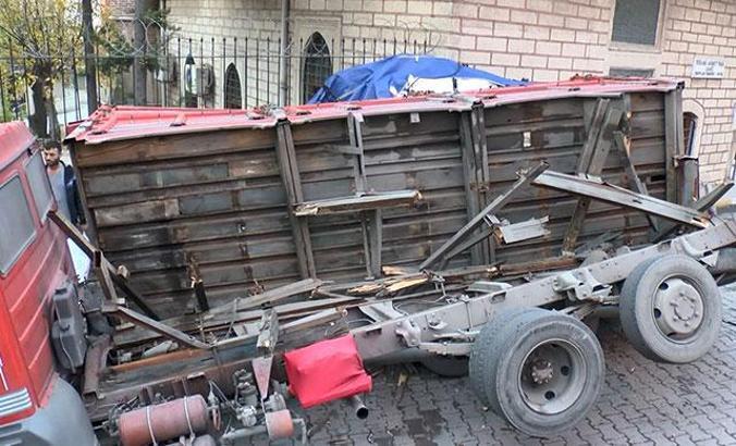 Eyüpsultan'da iplik yüklü kamyonun kasası devrildi