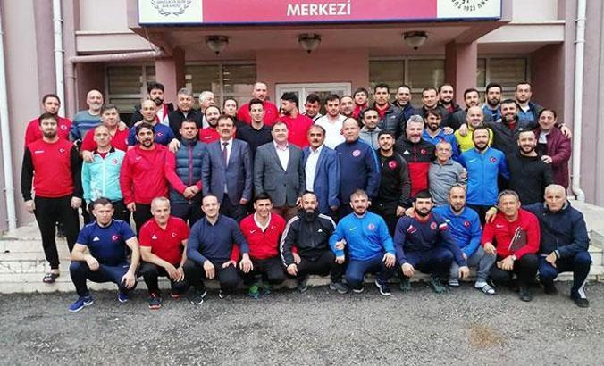 Güreş Milli Takım antrenörlerine yönelik eğitim semineri başladı