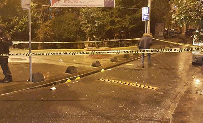 Motosikletli saldırganlar parkta oturan gençlere kurşun yağdırdı: 2 yaralı