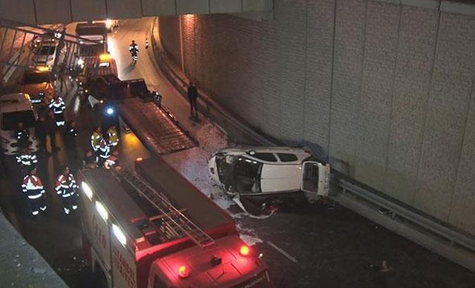 Kontrolden çıkan otomobil 10 metrelik köprüden uçtu: 1 yaralı