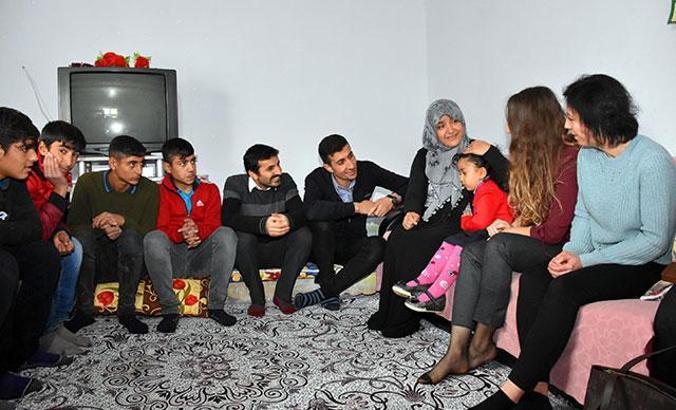 Suriyeli aileye öğrencilerden anlamlı ziyaret