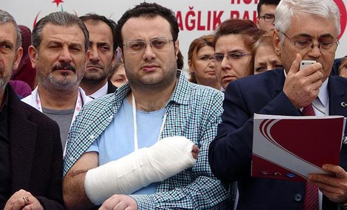 Hastanede doktora saldıran 2 kişi parmaklarını kırdı