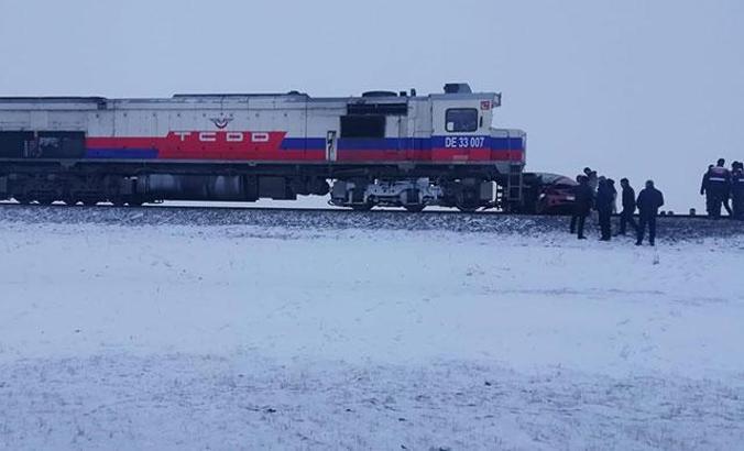 Kars'ta hemzemin geçitte 'sis' kazası: 3 ölü