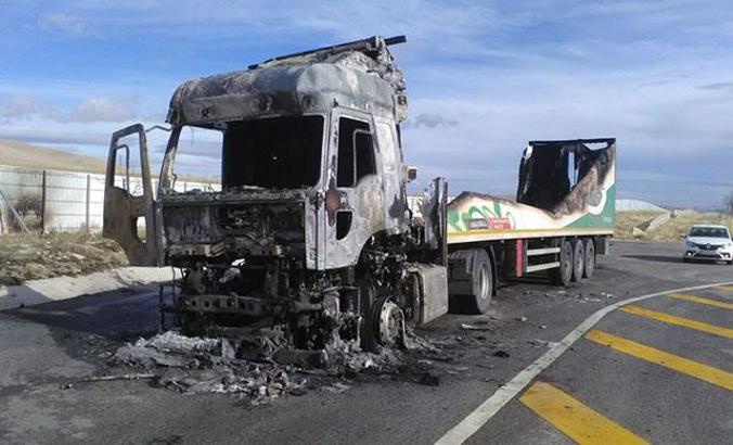 Seyir halindeyken alev alan TIR, yandı