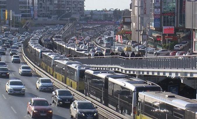 Florya'da metrobüs arızalandı; uzun kuyruklar oluştu