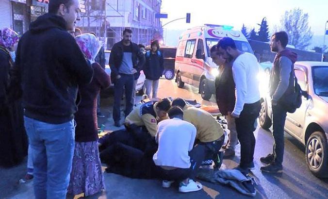Sultangazi'de anne kıza otomobil çarptı