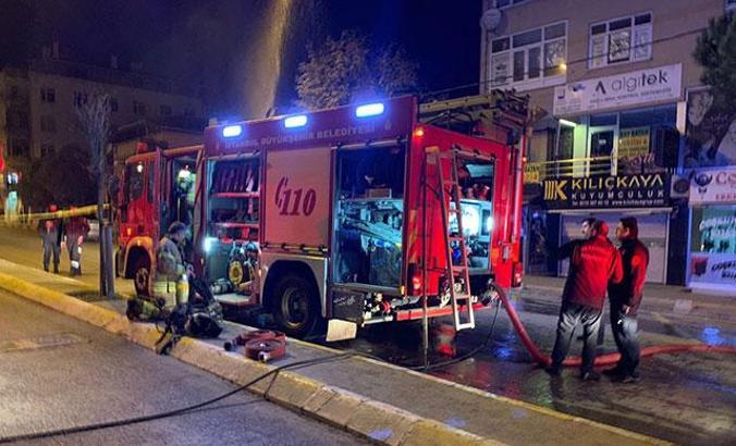 Pendik'te züccaciye dükkanında yangın: 1 kişi dumandan etkilendi