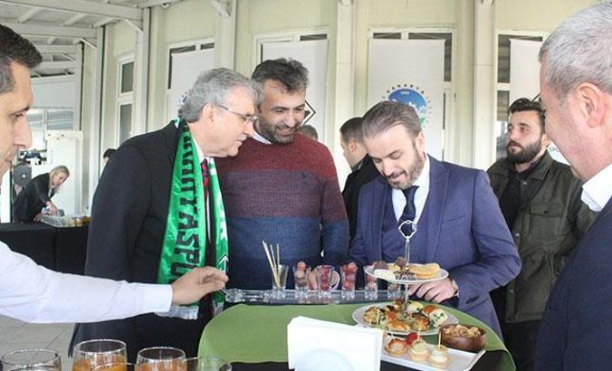 Çanta dolusu parayla moral veren başkan: Arkadaşlarımıza güveniyoruz