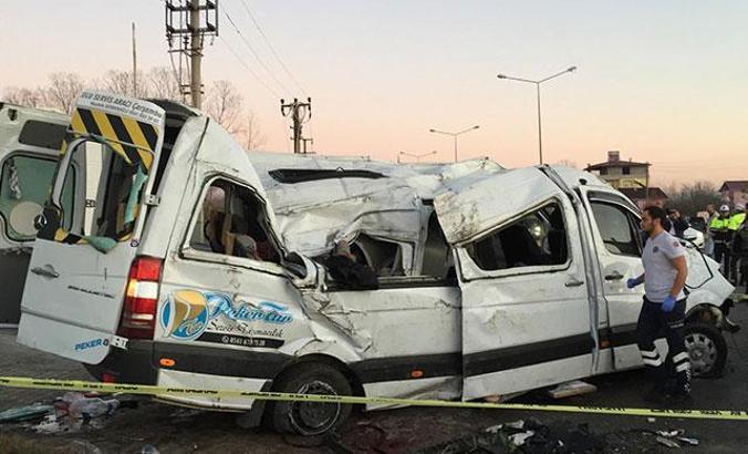 Samsun'da öğrenci servis minibüsü devrildi: 2 ölü, 10 yaralı