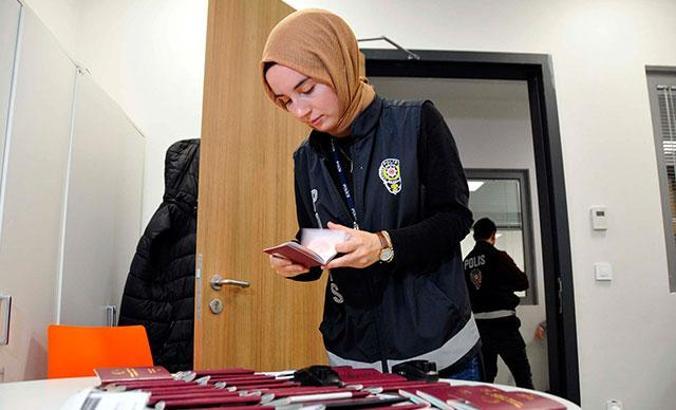 Sahte belgelerle Fransa'ya gitmek isteyen 34 yolcu yakalandı