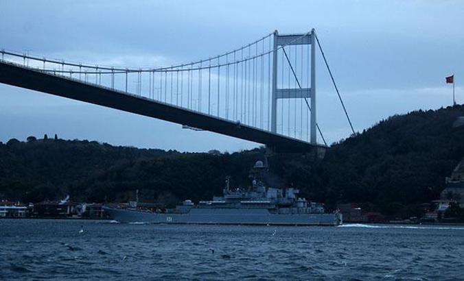 Rus Savaş gemisi "Azov" İstanbul Boğazı'ndan geçti