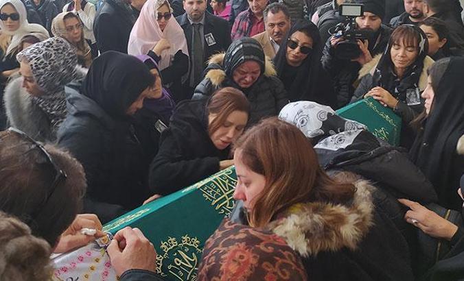 Ünlü türkücü Ceylan, yeğeni Nazlıcan'ı son yolculuğuna gözyaşları içinde uğurladı