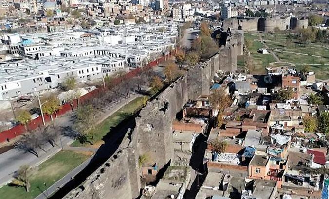 Sur'da yeniden inşa edilen evlerde sona doğru