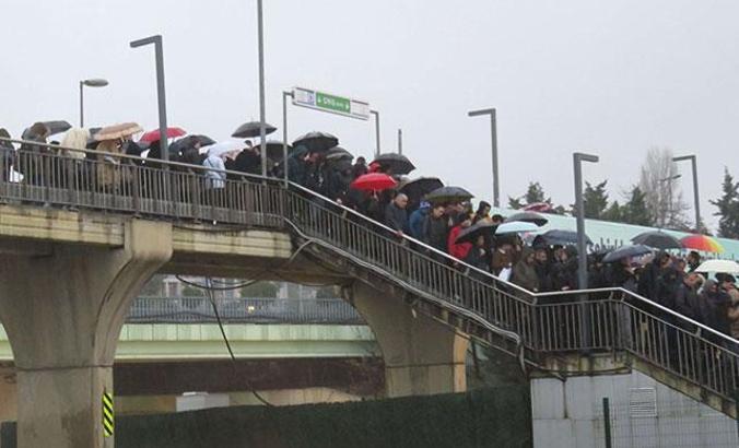 Altunizade'de sabah akşam metrobüs yoğunluğu
