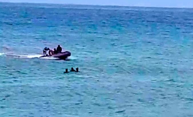 Fırtına Akdeniz'i etkisi altına aldı; Denizde mahsur kalan bir kişi kurtarıldı