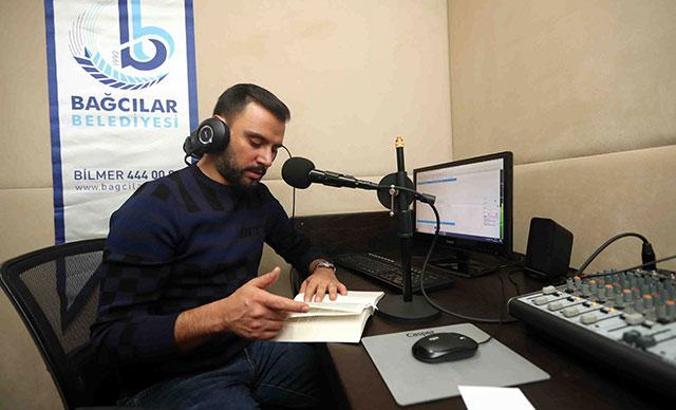 Alişan, görme engelli çocuklar için kitap okudu
