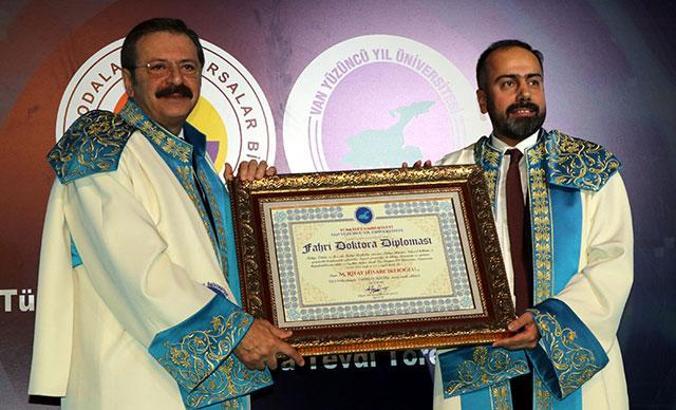 Van YYÜ'den Hisarcıkloğlu'na 'fahri doktora' unvanı