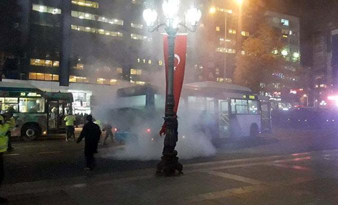 Ankara Kızılay Meydanı'nda otobüs yangını