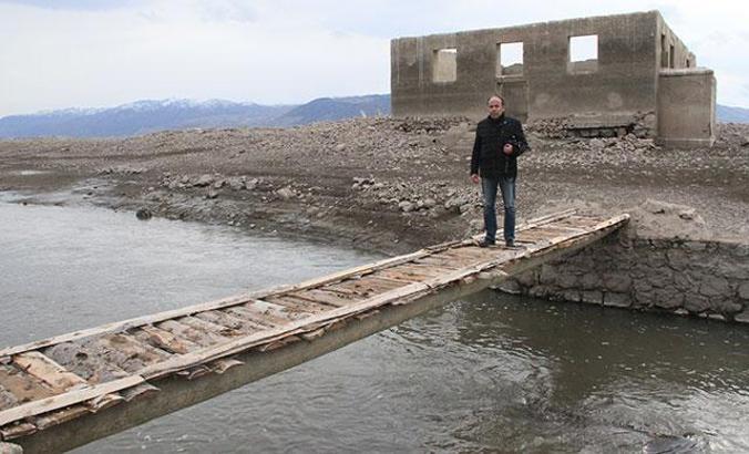 Baraj suları çekildi, tarihi cami ortaya çıktı