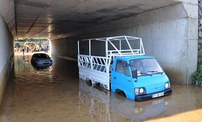 Su dolan alt geçitte araçlarıyla mahsur kalan çift kurtarıldı