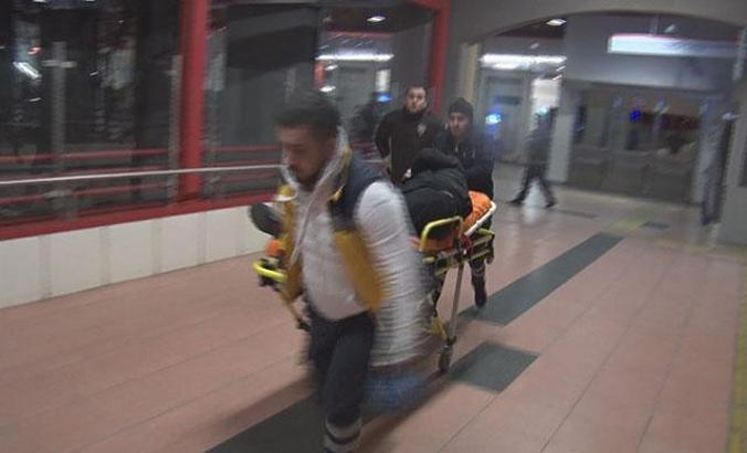 Metroda çıkan tartışmada 2 kişi bıçaklandı