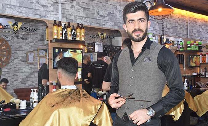 Yüz kusurlarını kapatarak saç kesiyor