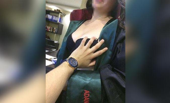 Hukukçu cübbeli müstehcen poz, tepki çekti