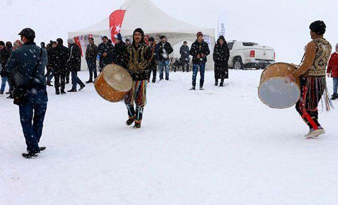 Akkuş'ta kar festivali; davul- zurna ve tulum eşliğinde oynadılar