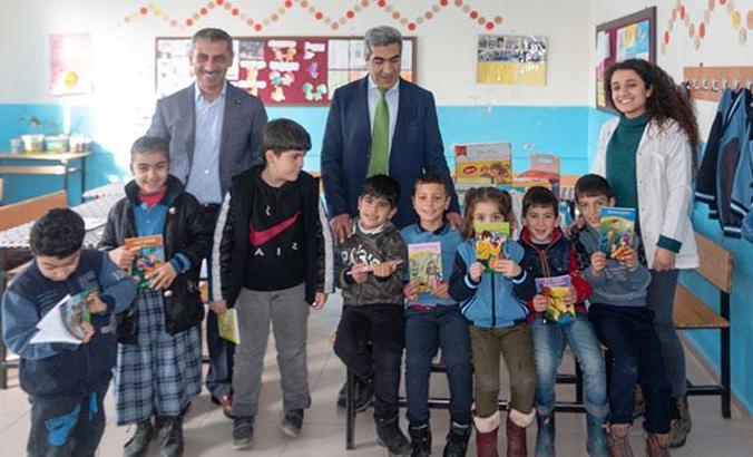 Minik Adar istedi, başkan köy okuluna kitap yolladı