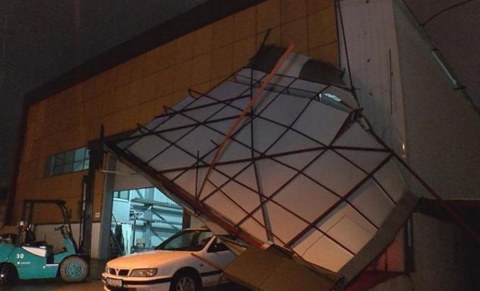 İstanbul'da fırtına hakim! Çatılar uçtu, ağaçlar devrildi