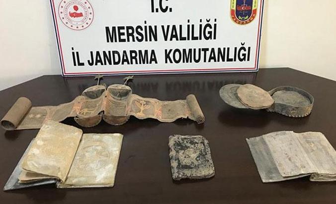 Mersin'de tarihi eser niteliği taşıyan İbranice yazılı 5 kitap ele geçirildi