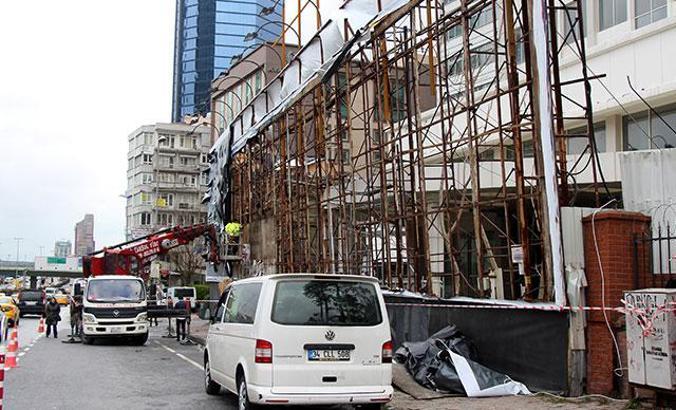 Şişli'de fırtınada ölüm: Reklam panosu kaldırılıyor
