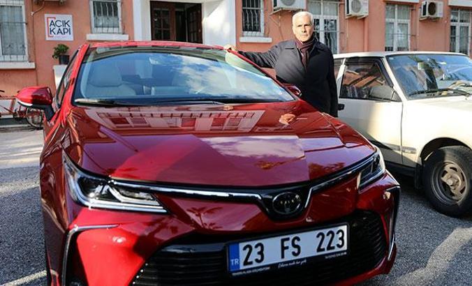 Şehit polis Fethi Sekin’in babasına otomobil hediye edildi
