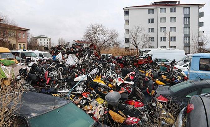 Yediemin otoparklarındaki araçlar, çürümeye terk edildi