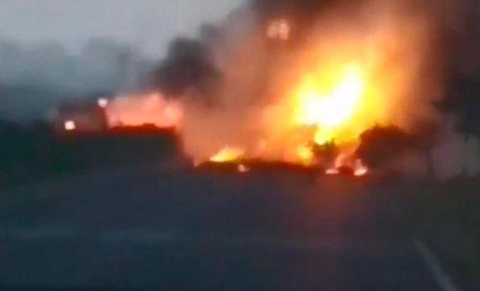 Yakıt kamyonu ile okul servisi çarpıştı: Art arda patlamalar