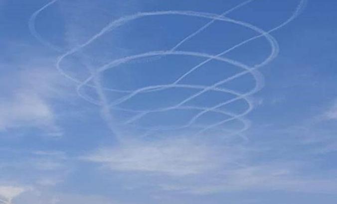 Uçağın kuyruk izi, ilginç görüntüler oluşturdu