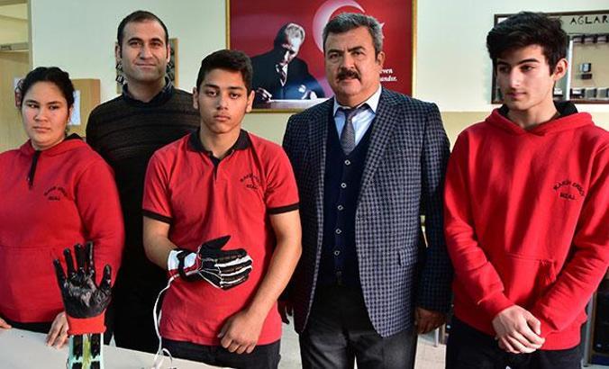 Meslek lisesi öğrencilerinden biyonik el