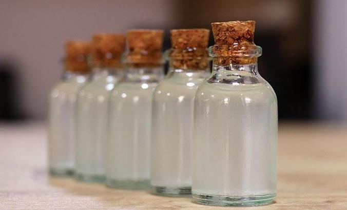 Arı zararlısıyla kurbağa derisi salgısından solüsyonla mücadele