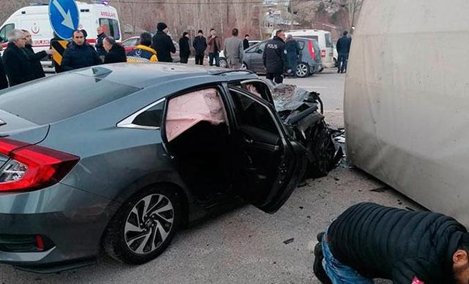 Sivas'ta otomobil ile kamyon çarpıştı: 6 yaralı