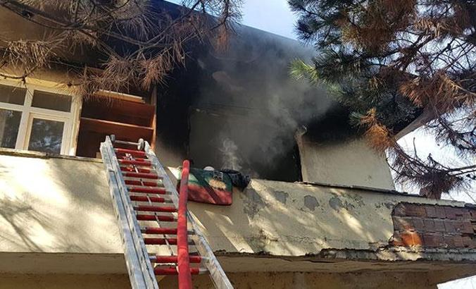 Soba üzerinde unutulan yemek yangına neden oldu