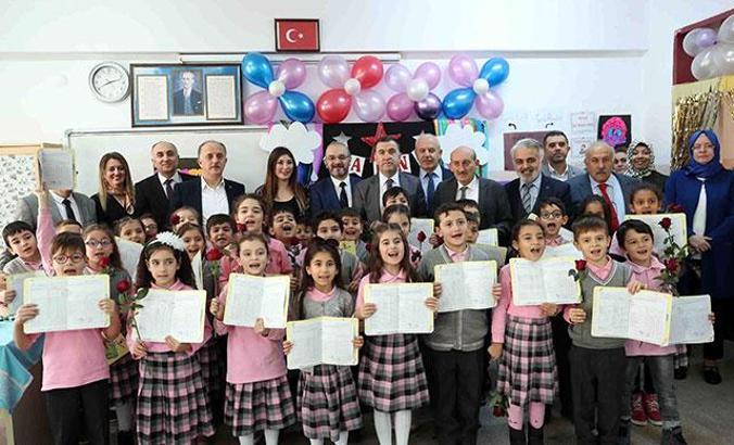 Bağcılar'da öğrencilere karne, öğretmenlere gül verildi