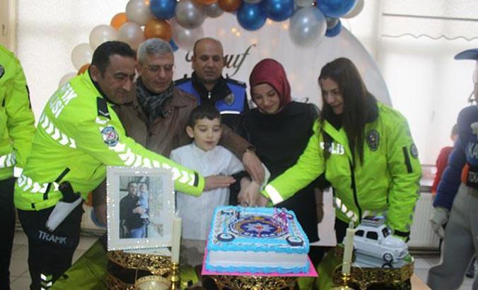 Polisler, şehit meslektaşlarının oğluna sürpriz doğum günü yaptı