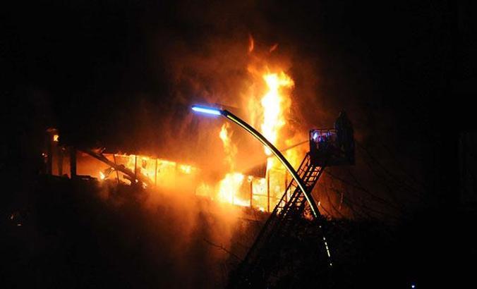 AVM’de yangında onlarca dükkan kullanılamaz hale geldi