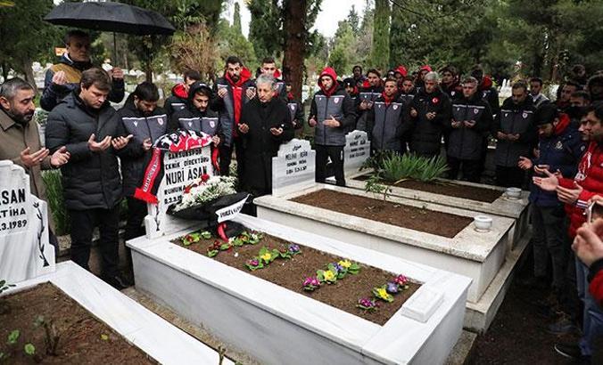 Samsunsporlu futbolcular, 31 yıl önceki kazada ölenleri unutmadı