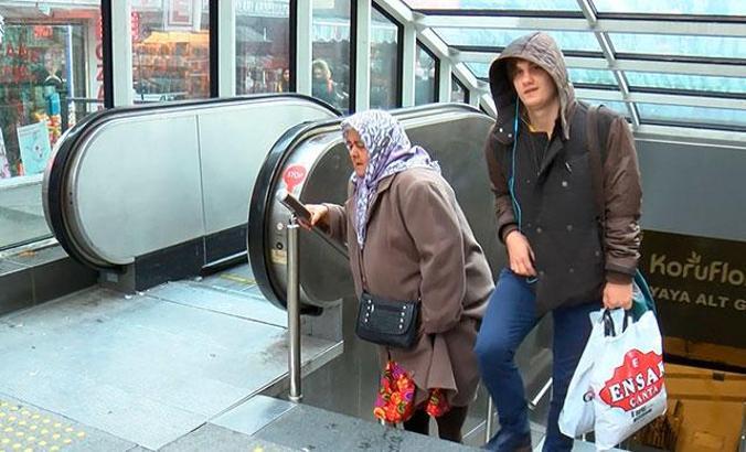 Cennet Mahallesi metrobüs durağındaki asansör yine bozuldu