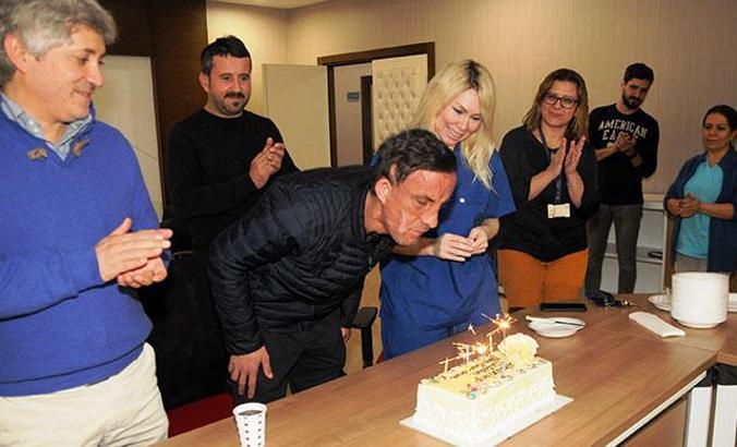 Uğur Acar, yüz naklinin 8'inci yılını pasta keserek kutladı