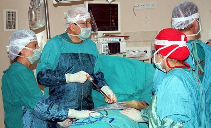 Bilimsel toplantıda canlı 'çökük göğüs' ameliyatı yapıldı