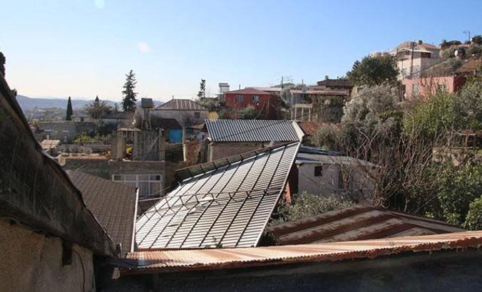 Adana'da fırtına, çatıları uçurdu