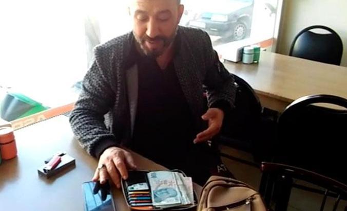 Yolda bulunan para dolu cüzdan, sahibine teslim edildi